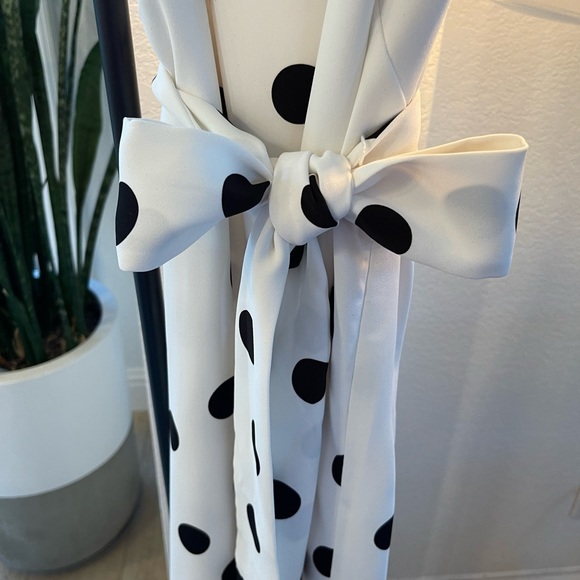 Flowy white and black polka dot dress with matching fabric belt. Knee length. - Picture 5 of 5